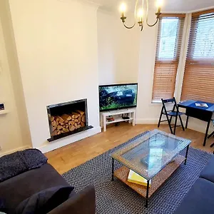 Apartment Lovely 2 Bedroom Period Garden Flat., London